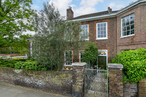 Hampton Court Road, East Molesey- click for photo gallery